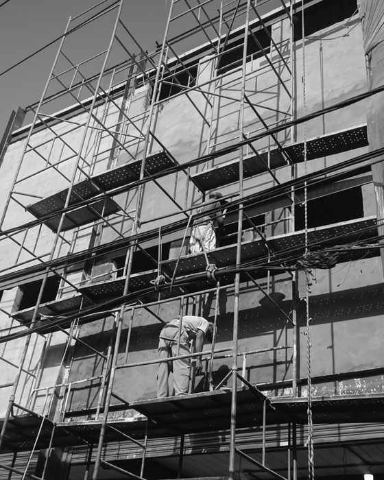 Obra comercial em execução com estrutura e andaimes